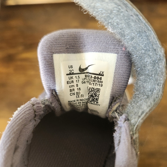 Nike - Picture 4 of 4